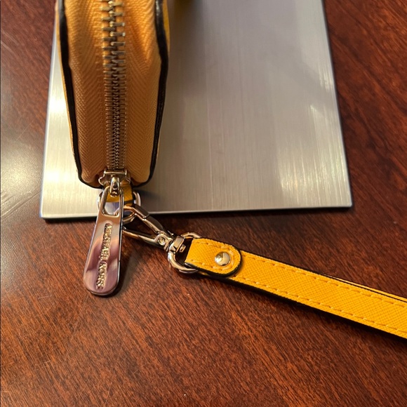 Michael Kors Marigold Wristlet Wallet with removable Wristlet  attachment EUC - Picture 4 of 12